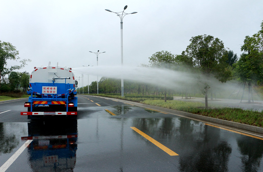 東風20方綠化噴灑運水車頂噴功能演示